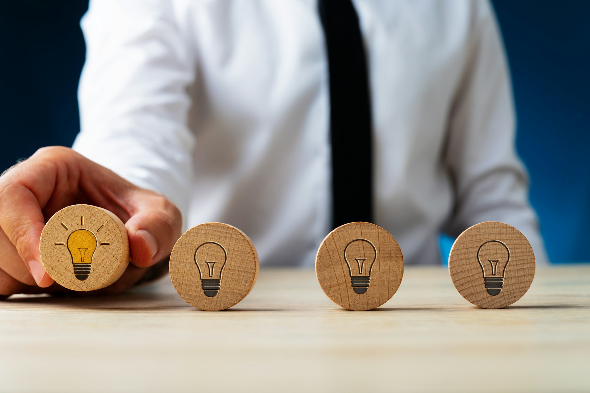 Four wooden circles with light bulb symbols on them